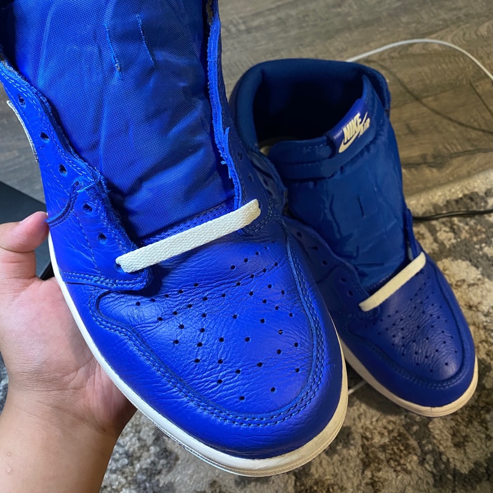Jordan 1 High Hyper Royal